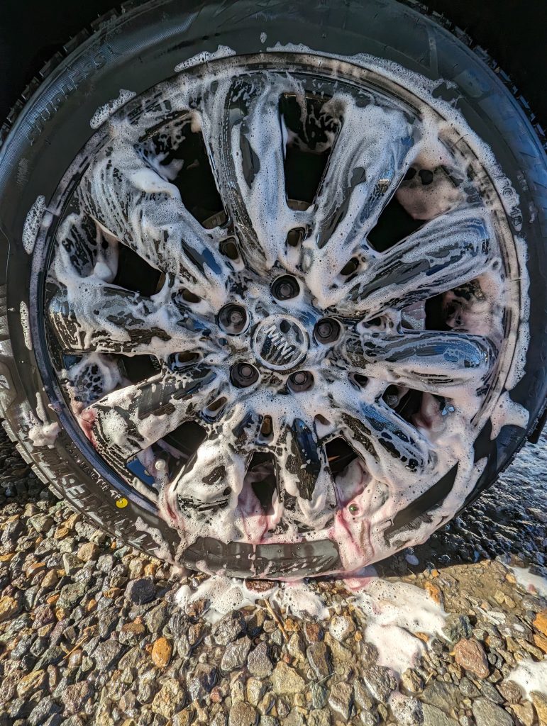 MINIクロスオーバーのホイールの洗車の写真