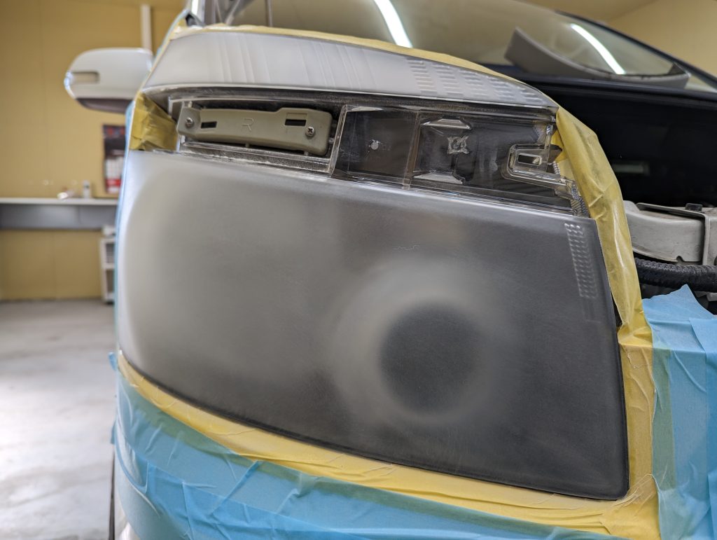 トヨタヴォクシーのヘッドライトリペアの施工中の写真