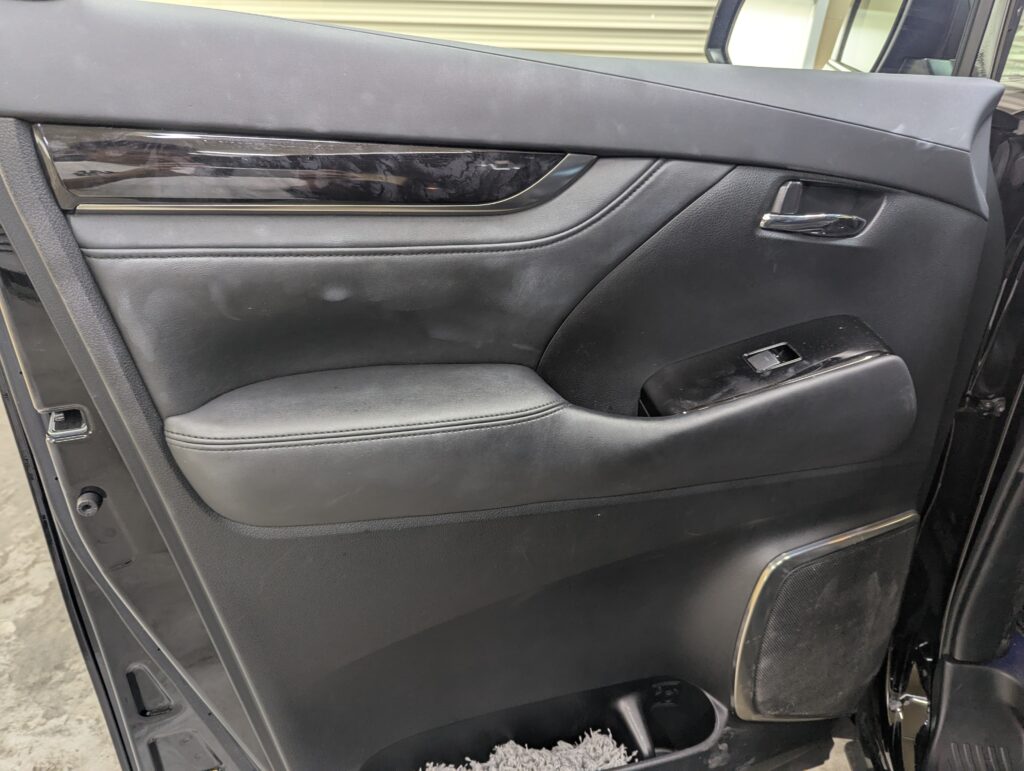 アルファードのフロントドアパネル