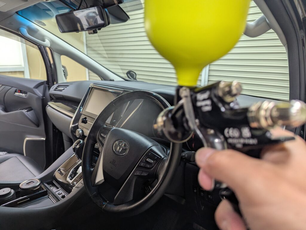 アルファードの室内にナノゾーンコートを施工